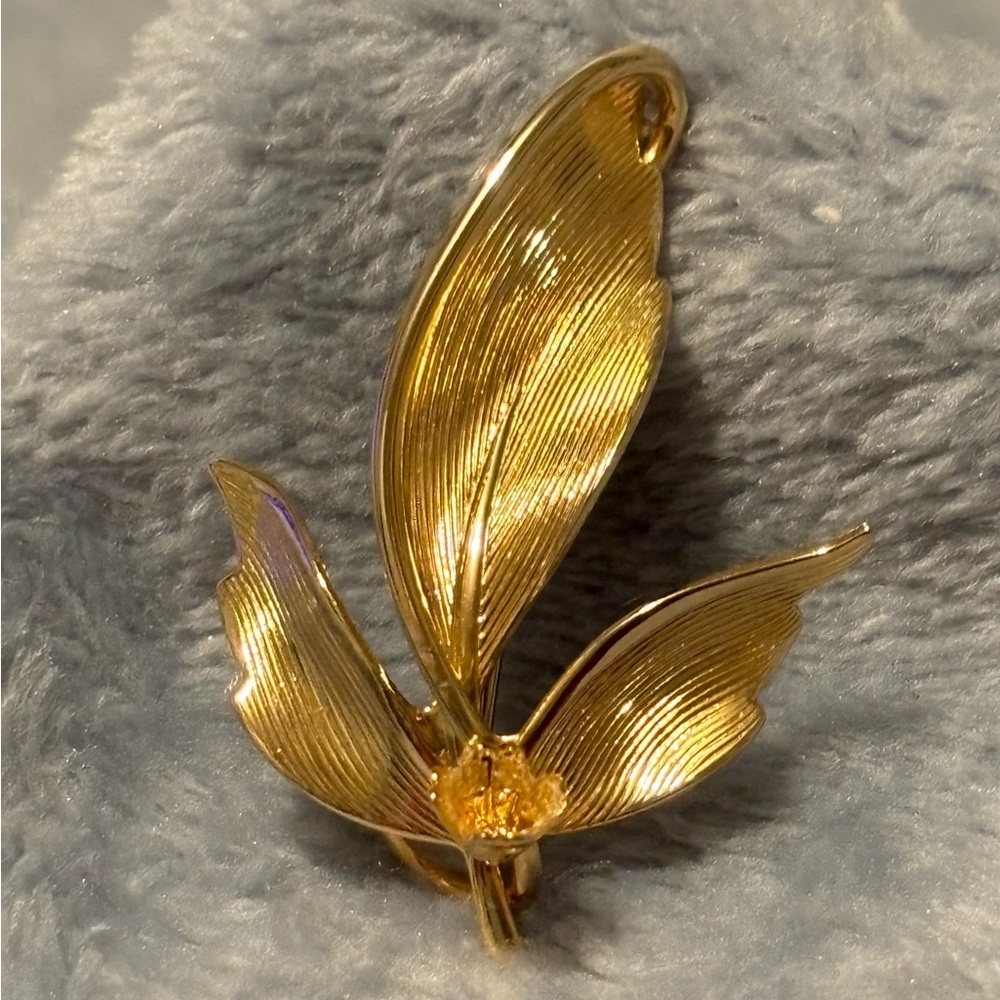 Vintage pretty gold tone multi leaf Brooch with 1 flower.